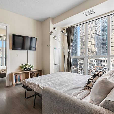 3 Bedroom Beside Cn Tower With Parking Downtown Toronto Exteriör bild