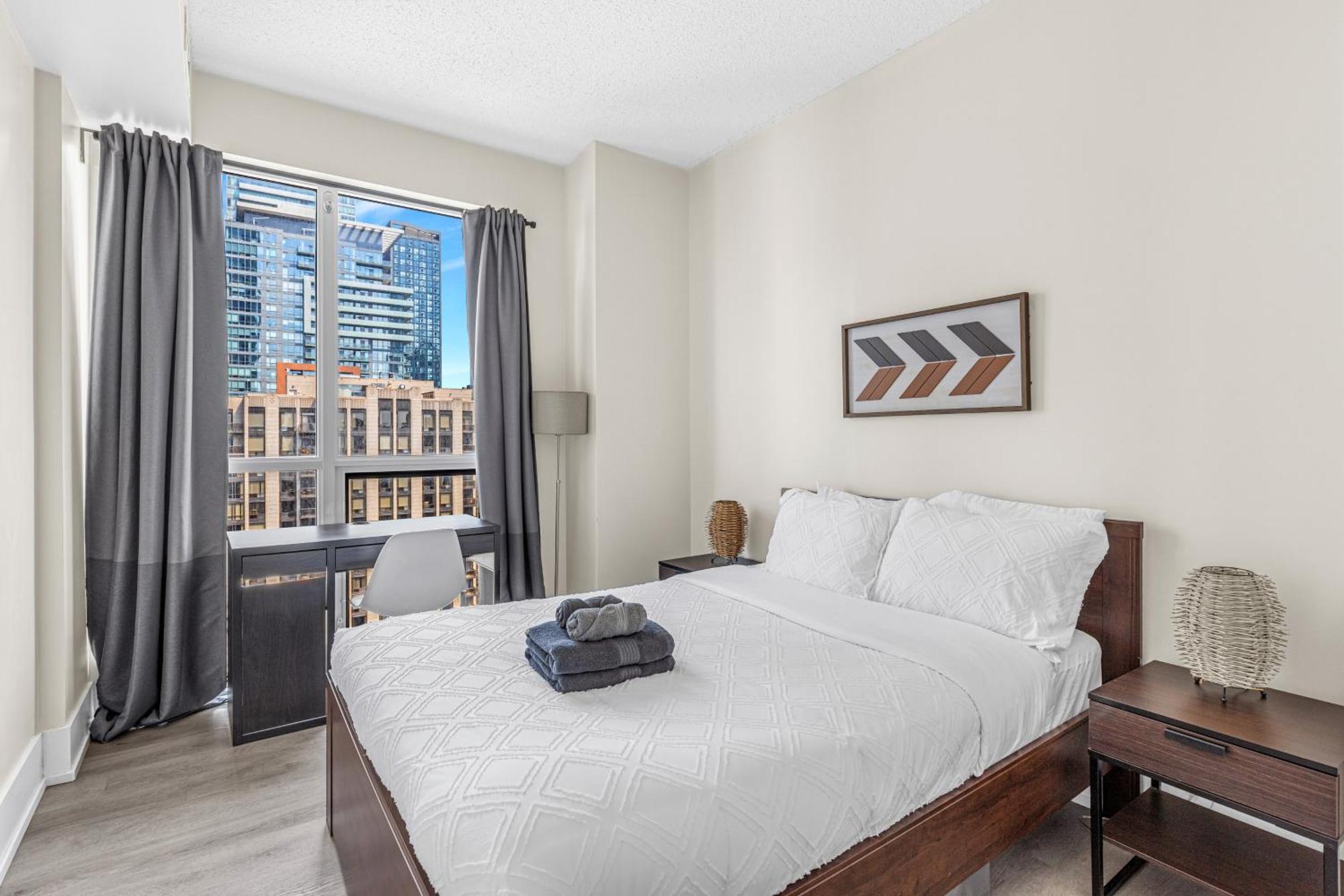 3 Bedroom Beside Cn Tower With Parking Downtown Toronto Exteriör bild