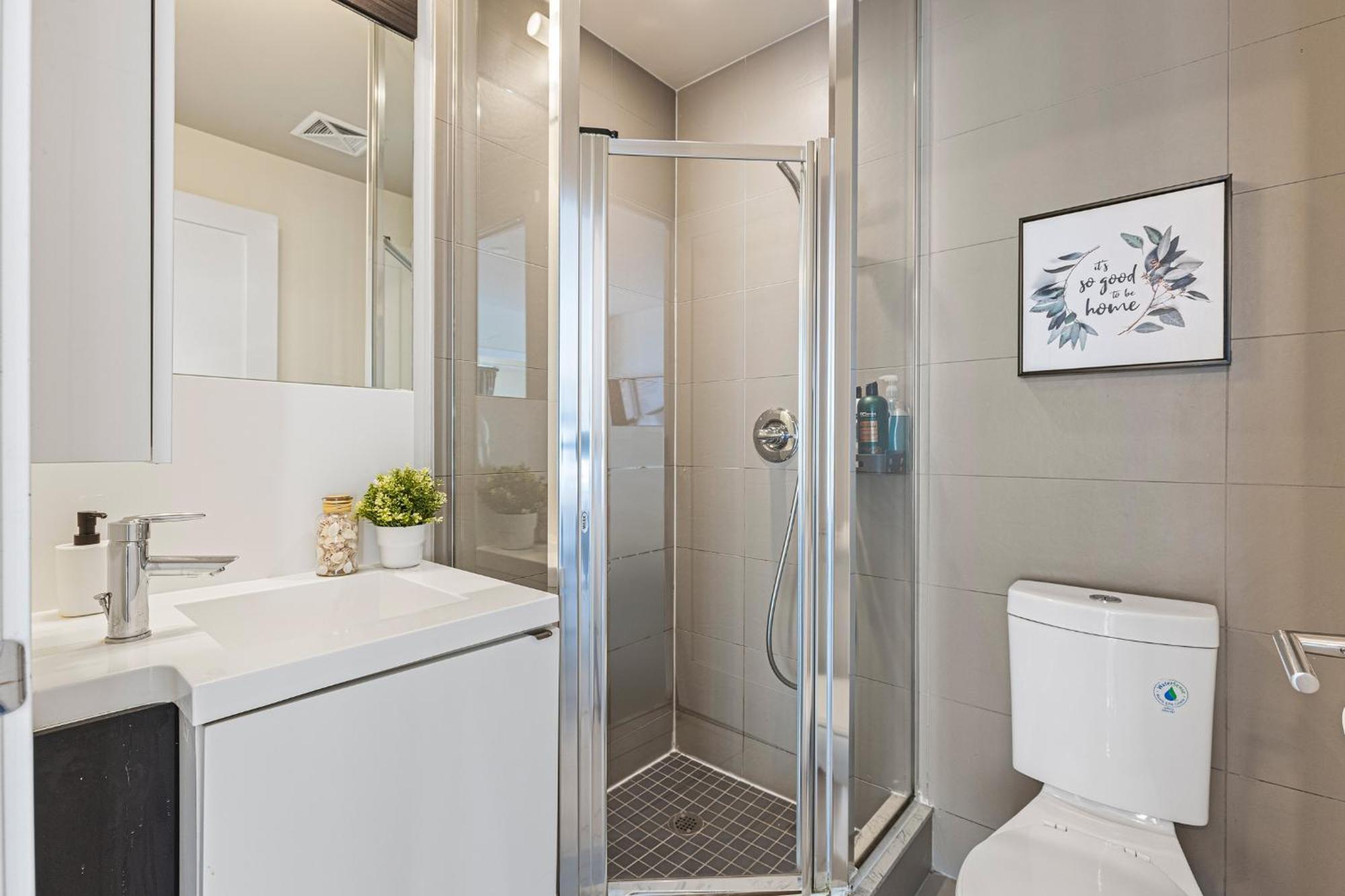 3 Bedroom Beside Cn Tower With Parking Downtown Toronto Exteriör bild