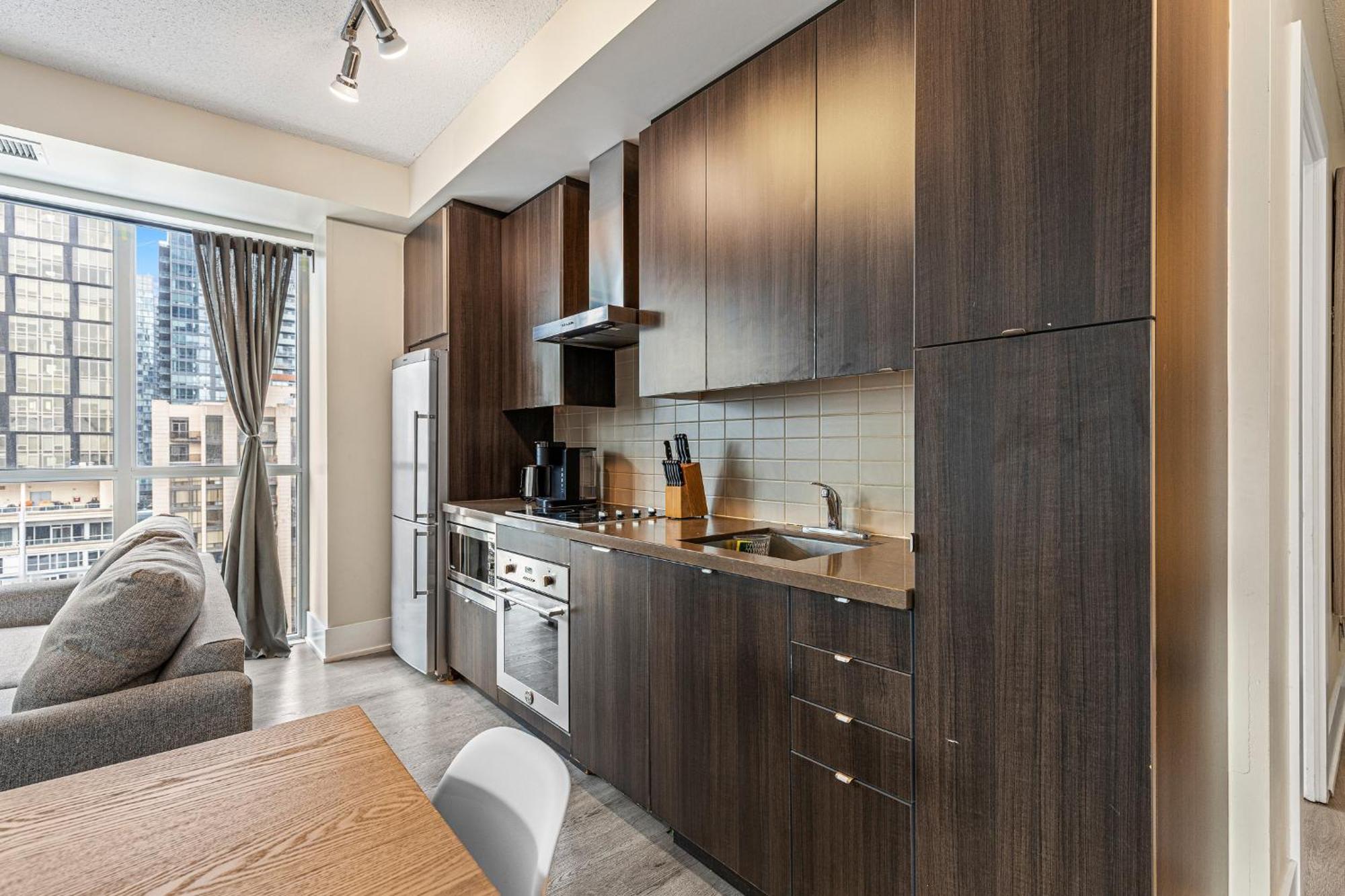3 Bedroom Beside Cn Tower With Parking Downtown Toronto Exteriör bild