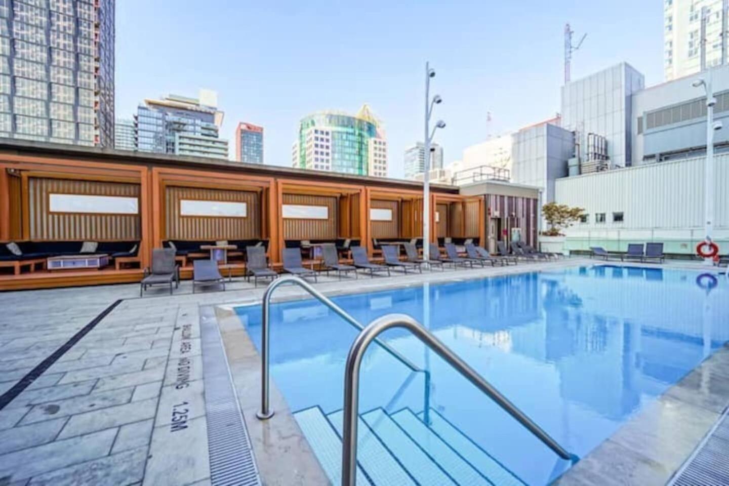 3 Bedroom Beside Cn Tower With Parking Downtown Toronto Exteriör bild
