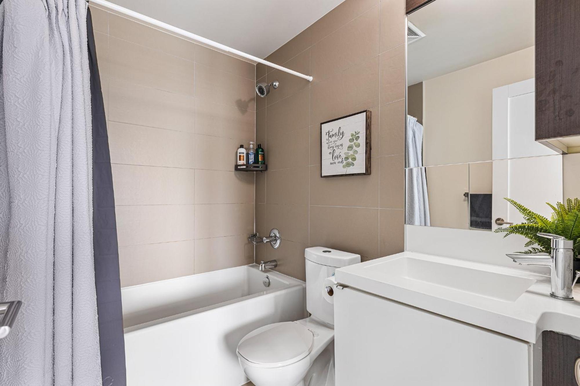 3 Bedroom Beside Cn Tower With Parking Downtown Toronto Exteriör bild