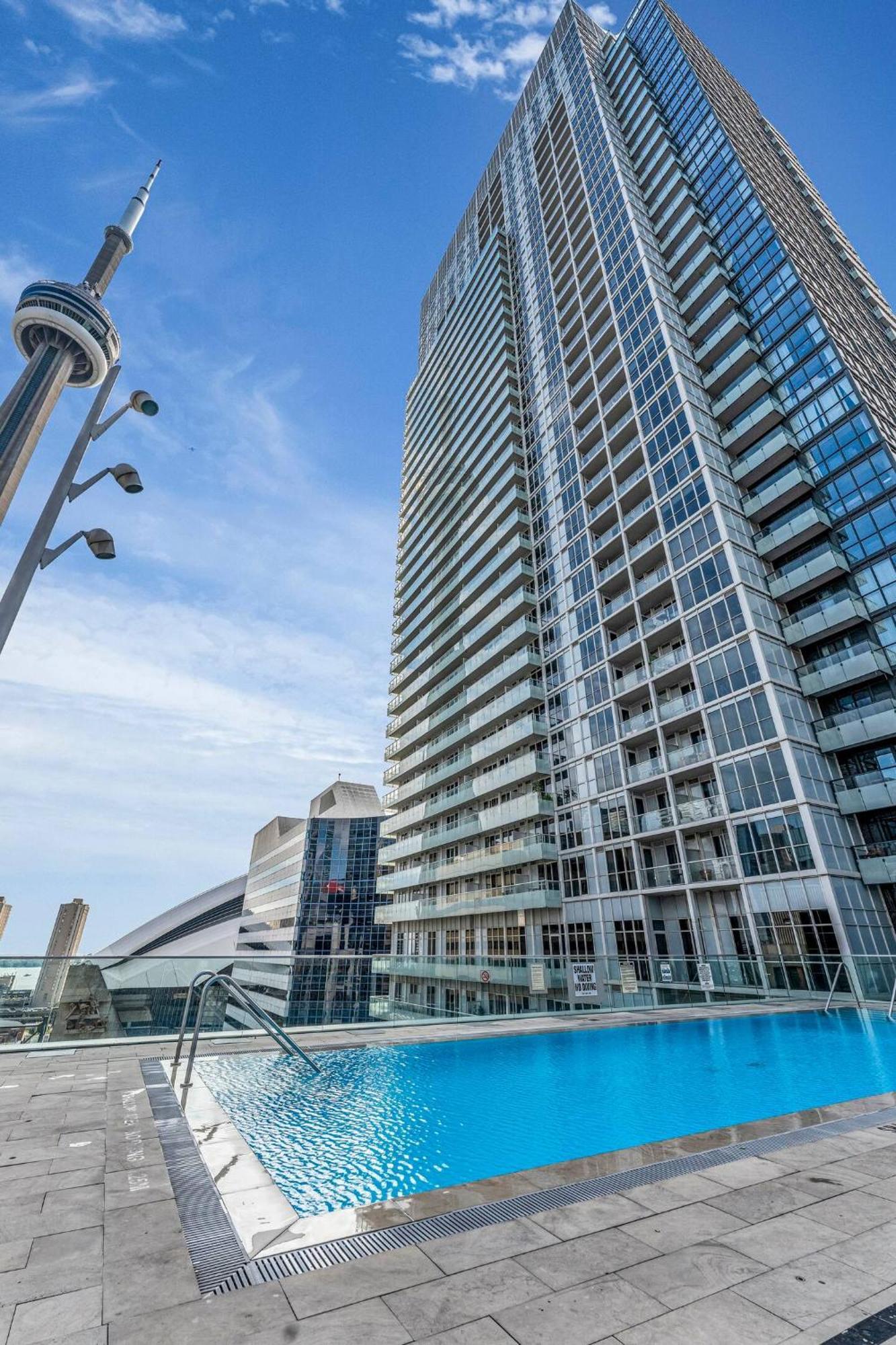 3 Bedroom Beside Cn Tower With Parking Downtown Toronto Exteriör bild